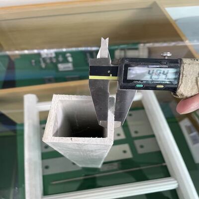 बहुमुखी एफआरपी आयताकार ट्यूब प्रोफाइल पॉलीएस्टर इपॉक्सी और फेनोलिक राल से बने हैं जो विद्युत इन्सुलेशन और स्थायित्व प्रदान करते हैं