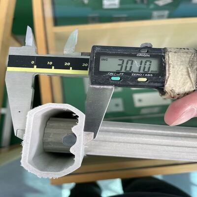 पुल्ट्रूडेड एफआरपी अनियमित आकार प्रोफाइल हल्के निर्माण उच्च शक्ति और उत्कृष्ट विरोधी संक्षारण गुणों की विशेषता